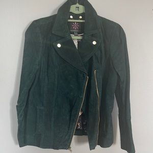 Green blazer size 4 us almost like new I worn two three times